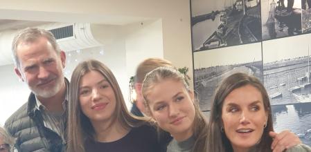 EL PALMAR (VALENCIA), 22/12/2024.- Los reyes Felipe y Letizia, junto a sus hijas, la princesa Leonor y la infanta Sofía, posan junto algunos vecinos, en el restaurante Albufera, en El Palmar, donde han comido, tras la visita privada que realizaron este domingo a Catarroja. EFE/Restaurante Albufera -SOLO USO EDITORIAL/SOLO DISPONIBLE PARA ILUSTRAR LA NOTICIA QUE ACOMPAÑA (CRÉDITO OBLIGATORIO)-