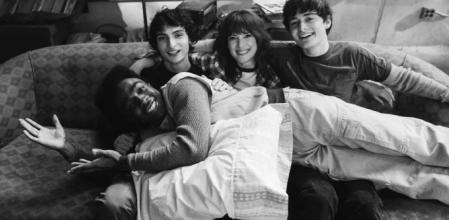 Una imagen de Finn Wolfhard, Millie Bobby Brown, Noah Schnapp y Caleb McLaughlin al final del rodaje.