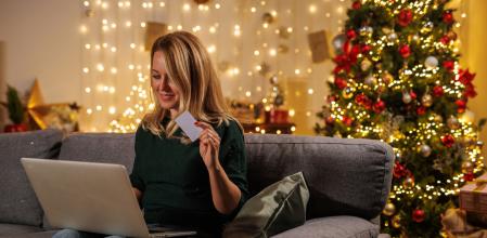 Una señora a punto de comprar regalos de Navidad online