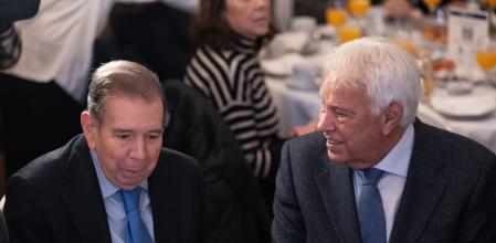 El presidente electo de Venezuela, Edmundo González (i) y el ex presidente del Gobierno, Felipe González (d), durante un desayuno informativo de Fórum Europa, en el Hotel Mandarin Oriental Ritz de Madrid, a 23 de diciembre de 2024, en Madrid (España).