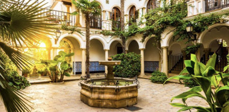 Patio de estilo andaluz, en el Roc de Sant Gaietà