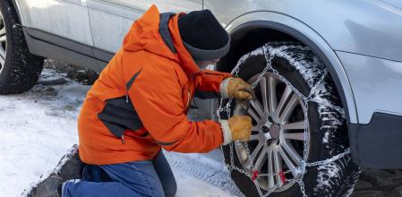 Es importante seguir unos pasos muy concretos para colocar adecuadamente las cadenas para la nieve en las ruedas del coche 