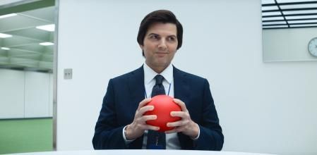 Adam Scott tiene un plano secuencia imposible como primera escena.