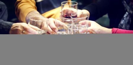 La DGT apela a la responsabilidad de los conductores e insta a quienes tienen que ponerse al volante que brinden con agua