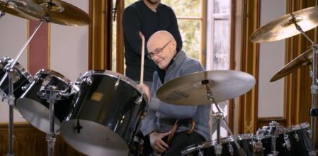 Phil Collins vuelve a tocar la batería bajo la atenta mirada de su hijo Nick