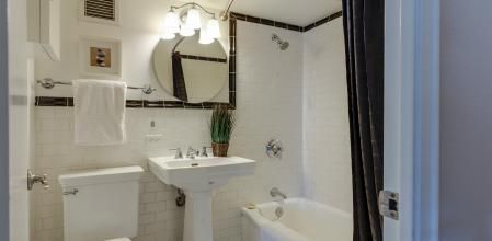 El truco para que el espejo del baño deje de empañarse con el vapor.