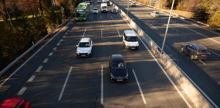 Varios vehículos circulan en la A-3, a 20 de diciembre de 2024, en Madrid (España). La Dirección General de Tráfico (DGT) prevé más de 20 millones de desplazamientos por carretera esta Navidad. Hoy comienza la operación salida, que se prolongará hasta el 6 de enero. El operativo se desarrollará en varias fases que coinciden con las principales festividades navideñas. La primera de ellas comienza hoy y finaliza el próximo 25 de diciembre, en la que se registrarán unos 6,7 millones de desplazamientos. La fase de fin de año será del 27 de diciembre al miércoles 1 de enero y la tercera, la de Reyes, que comenzará el 3 de enero y finalizará el 6 de enero.