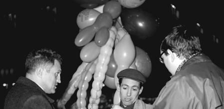 Madrid, 01/01/1965.- Vendedor callejero de uvas para las campanadas de año nuevo y globos para la fiesta. EFE/Manuel López Contreras.