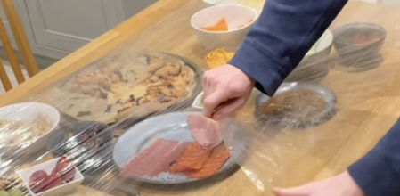 Decidieron embalar toda la mesa en vez de ir plato a plato