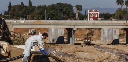Un hombre tira barro recogido durante las labores de limpieza, a 28 de noviembre de 2024, en Paiporta, Valencia (Comunidad Valenciana). El pasado 29 de octubre, la DANA arrasó varias zonas de España siendo la provincia de Valencia la más afectada, donde el temporal dejó más de 220 fallecidos a su paso. Dentro de Valencia, Paiporta fue uno de los municipios más afectados. La reparación y reconstrucción de las infraestructuras dañadas por las inundaciones y su gestión ha sido cifrada en más de 2.600 millones de euros por la Conselleria de Medio Ambiente, Infraestructuras y Territorio, cantidad a la que se suma el importe del Ministerio de Transportes y Movilidad Sostenible habilitado hasta ahora de 123 millones para recuperar la movilidad en Valencia y 185 millones para reparar la red de Cercanías y alta velocidad.