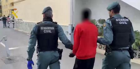 La Guardia Civil ha detenido en la isla de Tenerife a siete personas que ejercieron como patrones en un cayuco que arribó al muelle de La Restinga, en la isla de El Hierro, el pasado día 03 de noviembre, con 207 migrantes a bordo y en el que presuntamente asesinaron a cuatro personas dos días antes de alcanzar las costas canarias. EFE/ Guardia Civil