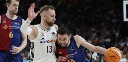 MADRID, 29/12/2024.- El alero bosnio del Real Madrid Dzanan Musa (i) defiende al base checo del Barcelona Tomas Satoransky (d) durante el partido de la Liga Endesa entre Real Madrid y FC Barcelona, este domingo en Madrid. EFE/ Chema Moya