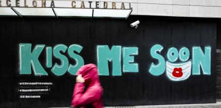 foto XAVIER CERVERA 12/04/2021 grafiti pintada 'kiss me soon' (besame pronto) en unas mamparas de proteccion anti okupacion ocupacion ,altercados, rotura vidrios,... en un hotel del casco antiguo d Barcelona (cerca catedral) El Día Internacional del Beso se celebra el 13 de abril de cada año, una fecha que surgió gracias al beso más largo de la historia, que duró 58 horas y que fue protagonizado por una pareja tailandesa durante un certamen. La pareja, de esta forma, rompía su propio récord de 46 horas consecutivas, logrado el 13 de abril del año anterior.1​ En muchas ciudades, diversos tipos de concursos se organizan este día en los que los participantes deben establecer registros de besos. Por otro lado, el 6 de julio es el Día Internacional del Beso robado, que es una celebración diferente.2​3​ La idea detrás del Día Internacional del Beso es recordar a las personas el simple placer asociado con el beso por el beso mismo, a diferencia del besarse como mera formalidad social o como preludio de las relaciones sexuales o de otras actividades. El besarse puede ser una experiencia gozosa y placentera por sí misma. Es una expresión de la intimidad También ha funcionado como contrapeso a prohibiciones que existen en algunas ciudades y en algunos países que impiden que las personas se besen o incluso se abracen.4​ El Día Internacional del Beso no es aún tan comercial como el Día de San Valentín (día del amor y la amistad).