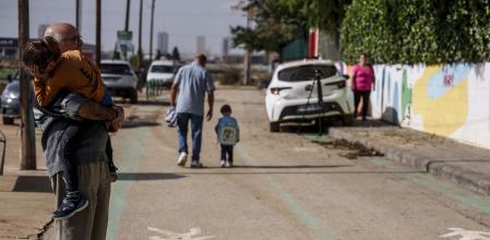 Varios niños salen del colegio CEIP Castellar Oliveral tras la reanudación de las clases, a 5 de noviembre de 2024, en Valencia, Comunidad Valenciana (España). Hoy, se cumple una semana desde que la DANA arrasara la Comunitat Valenciana. Hasta el momento, hay 211 víctimas mortales y cuantiosos daños materiales en alrededor de 70 municipios de la provincia de Valencia, desde donde todavía hoy se siguen retirando enseres, vehículos y haciendo achiques de agua. Se ha restablecido ya el 98% del servicio eléctrico y el 93% de la población afectada ya dispone de suministro agua. Feria Valencia ha destinado siete pabellones, su Centro de Eventos y sus cocinas a diversas tareas logísticas y humanitarias para luchar contra los efectos de la DANA que ha afectado a la Comunitat Valenciana.