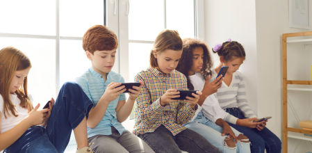 Cuándo es el mejor momento para regalarle un móvil a tu hijo