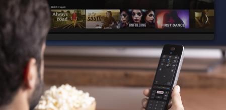 Un hombre viendo series en la televisión