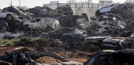 Los restos del incendio de la campa de residuos y vehículos de la DANA, originado ayer, a 17 de diciembre de 2024, en Catarroja, Valencia, Comunidad Valenciana (España). Ayer por la tarde, se incendió una campa con vehículos y otros residuos de la DANA en un solar de Catarroja. El incendio fue extinguido por los bomberos de la Generalitat valenciana a medianoche. Antes de este fuego, hubo uno en una antigua cantera de Alberic, que también tenía enseres retirados por las inundaciones y obligó a desalojar tres residencias de ancianos.