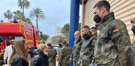 La delegada del Gobierno con los militares