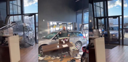 Estrella su coche contra el concesionario donde lo había comprado