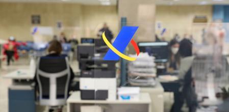 Varios empleados trabajan en una oficina de la Agencia Tributaria