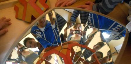 Niños juegan en el Museo de las Matemáticas que Cornellà de Llobregat