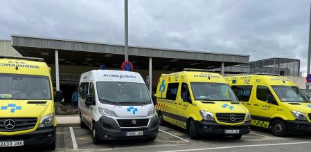 Ambulancias a las puertas de Urgencias del Hospital San Pedro de Logroño