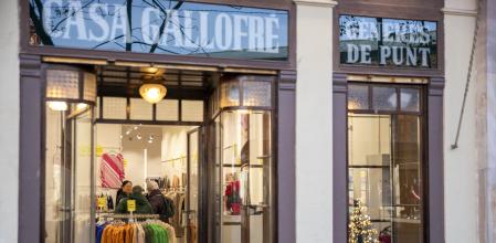 LA HISTÓRICA MERCERIA GALLOFRÉ REABRE UN AÑO DESPUES DE SU CIERRE, CONVERTIDA EN TIENDA DE ROPA CHINA