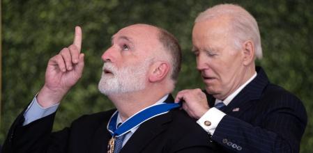 Washington (United States), 04/01/2025.- US President Joe Biden (R) presents Jose Andres with the Presidential Medal of Freedom during a ceremony in the East Room of the White House in Washington, DC, USA, 04 January 2025. The Presidential Medal of Freedom is the Nation's highest civilian honor, presented to individuals who have made exemplary contributions to the prosperity, values, or security of the United States, world peace, or other significant societal, public or private endeavors. (Estados Unidos) EFE/EPA/LEIGH VOGEL / POOL