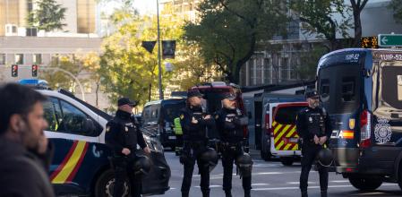 Varios agentes de Policía Nacional en las inmediaciones de la Embajada de EEUU en Madrid donde se ha recibido un paquete bomba, a 1 de diciembre de 2022, en Madrid (España). La Embajada de EEUU en Madrid ha detectado un sexto paquete con material pirotécnico de