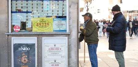 Varias personas hacen cola en un quiosco para comprar décimos de cara al Sorteo de El Niño, a 26 de diciembre de 2024, en Madrid (España). Tras la celebración del Sorteo de Navidad, ha comenzado la compra de décimos para el Sorteo de El Niño en las administraciones de lotería. El Sorteo Extraordinario de El Niño, que tendrá lugar el próximo 6 de enero, ha consignado por el momento billetes de lotería por un valor de 118,74 millones de euros en la Comunidad de Madrid. Además, se han expelido 593.691 billetes en la región.