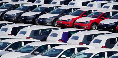 EPA5439. SCHÖNEFELD (ALEMANIA), 10/09/2018.- Fotografía de archivo que muestra a varios coches Volkswagen aparcados en el aeropuerto BER en Schönefeld (Alemania), el 19 de agosto de 2018. El juicio contra la firma alemana, en el que los inversores exigen 9,2 millones de euros por daños, comienza hoy,10 de septiembre de 2018, según informan medios locales. En las 1.670 reclamaciones, los inversores aseguran que Volkswagen no informó adecuadamente de los defectos en la emisión de diésel, en el escándalo denominado como ''Dieselgate''. EFE/ Alexander Becher