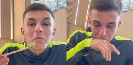 El intenso picor del wasabi hizo que se le saltaran las lágrimas.