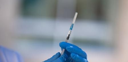 Una sanitaria prepara la vacuna durante el inicio de la campaña de vacunación, a 26 de septiembre de 2023, en L'Hospitalet de Llobregat, Barcelona, Catalunya (España). La campaña de vacunación de gripe y covid ha comenzado hoy en Catalunya con la inoculación a los usuarios de las residencias de ancianos. A mediados de octubre se ampliará la vacunación a personas mayores de 60 años o con patologías previas, además del personal sanitario y de residencias.