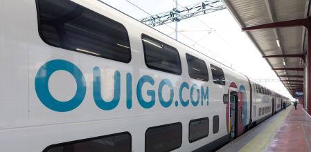 Un tren de Ouigo en la estación de Chamartín-Clara Campoamor, a 2 de enero de 2025, en Madrid (España). Renfe ha informado en la mañana de hoy que a las 4:40 horas se ha subsanado la avería informática que afectaba a los trenes Talgo Avril desde ayer miércoles y que, por tanto, se ha recuperado con normalidad la programación habitual de las líneas en los tres corredores que unen Madrid con Galicia-Asturias, Madrid-Zaragoza-Barcelona y Madrid-Levante. Estos trenes se encontraban inoperativos por problemas de carga de software.