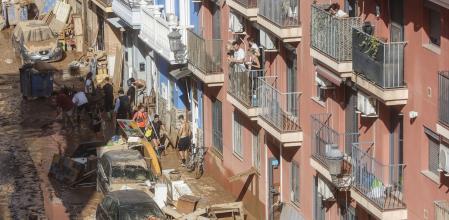 Vehículos acumulados tras el paso de la DANA en el barrio de la Torre tras el paso de la DANA, a 31 de octubre de 2024, en Valencia, Comunidad Valenciana (España).  Esta mañana se han reanudado las labores de búsqueda de los desaparecidos en las zonas afectadas por la ana en la Comunidad Valenciana, que se ha cobrado la vida de más de 100 personas, por el momento. Además, los daños materiales son incontables con carreteras cortadas y zonas aisladas por el agua, el barro y los corrimientos de tierra. Muchos municipios están sin agua potable y unas 75.000 personas se encuentran sin suministro eléctrico en la provincia de Valencia a consecuencia del temporal. Esta DANA es la catástrofe atmosférica más trágica que se haya registrado en España en más de medio siglo.