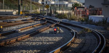 08 - 11 - 2023 / Barcelona / Presentació del nou servei ferroviari directe de mercaderies entre el Port de Barcelona i França El Port de Barcelona presenta aquest dimecres, 8 de novembre, el nou servei ferroviari directe de mercaderies que connectarà el Port de Barcelona amb les ciutats franceses de Toulouse i Lyon. El nou servei serà el primer de l'Estat que connectarà amb França sense canviar de locomotora a la frontera. El president del Port de Barcelona, Lluís Salvadó, juntament amb el CEO de Hutchison Ports BEST, Guillermo Belcastro, el director general d’APM Terminals Spain Railway, Xavier Moliné, el director general de Synergy, Pablo García, i el director general de Naviland Cargo, Eric Champeyrol, seran els encarregats de presentar el nou servei en el moment de la seva entrada en funcionament. ELS TRENS TENEN UNA LLARGADA DE MÉS DE 700 METRES / Foto: Llibert Teixidó