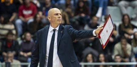 El catalán Joan Peñarroya da indicaciones durante el partido en Girona