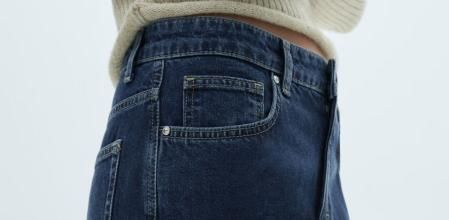 Detalle de la falda midi vaquera de Mango