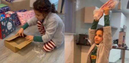 La niña y su regalo.