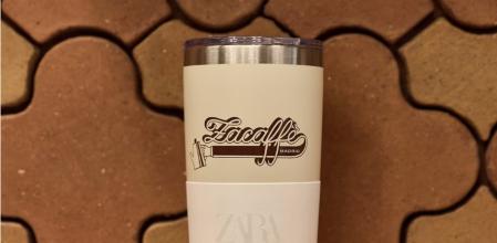 El logo de las cafeterías Zara impreso en una taza