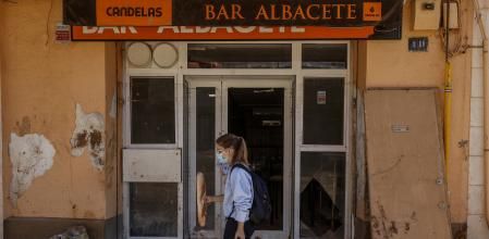 Una mujer con una bolsa de la compra pasea por Paiporta pocos días después de la dana&nbsp;