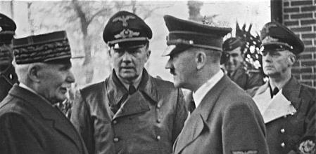 El mariscal Pétain (izqda.) se saluda con Adolf Hitler en octubre de 1940.