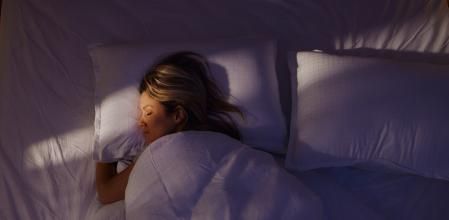 Al no dormir lo suficiente, las hormonas encargadas del apetito sufren un desequilibrio.