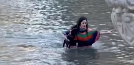 Chloe salió corriendo cuando se dio cuenta que había patos