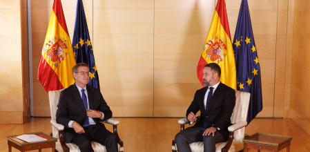 El lider del PP, Alberto Núñez Feijóo y el líder de VOX, Santiago Abascal, durante una reunión en el Congreso de los Diputados el 5 de septiembre del 2023,