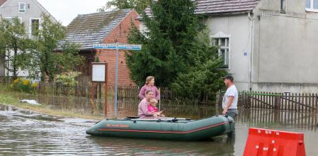 Osiecznica (Poland), 24/09/2024.- People ride on a boat in a flooded street near the river Kwisa in Osiecznica village, western Poland, 24 September 2024. Since 13 September, regions of Central and Eastern Europe have been severely affected by devastating floods caused by Storm Boris. As Poland picks itself up from the flood-caused trail of devastation, the government pledges to leave the emergency services in the most at-risk areas. (Inundaciones, tormenta, Polonia) EFE/EPA/LECH MUSZYNSKI POLAND OUT