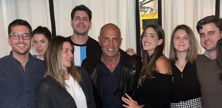 Irene Matamoros y su pareja, Pedro Romero (ambos al extremo derecha de la imagen), se casarán en Córdoba en 2026.