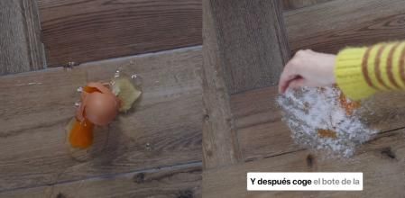 Para evitar la contaminación cruzada, lávate bien las manos después de retirar el huevo.