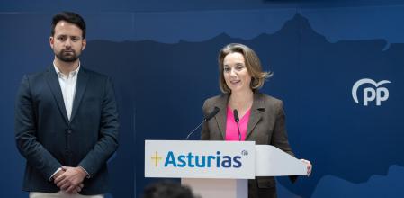 La secretaria general del PP, Cuca Gamarra, junto al líder del partido en Asturias, Álvaro Queipo, este viernes en Oviedo