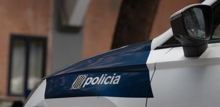 Un vehículo de los Mossos d’Esquadra, a 16 de julio de 2024, en Barcelona, Catalunya (España). Los Mossos d’Esquadra es la policía autonómica de Cataluña, siendo parte de las fuerzas y cuerpos de seguridad, refundada como cuerpo policial con competencias de policía integral. Algunas de sus funciones son la seguridad ciudadana y orden público, previniendo y neutralizando las situaciones de riesgo para las personas y los bienes.